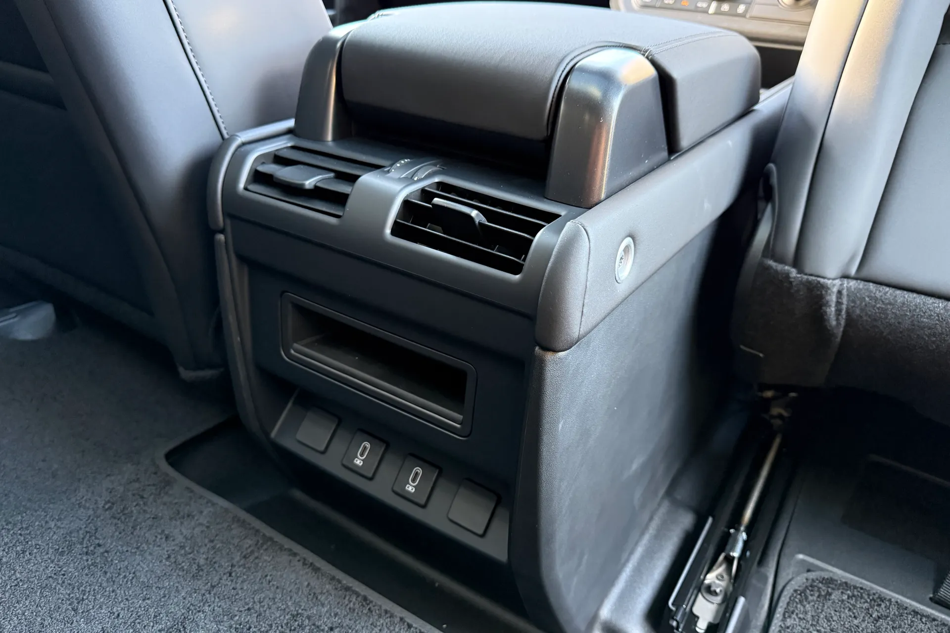 LAND ROVER Defender 90 thumbnail image number 18