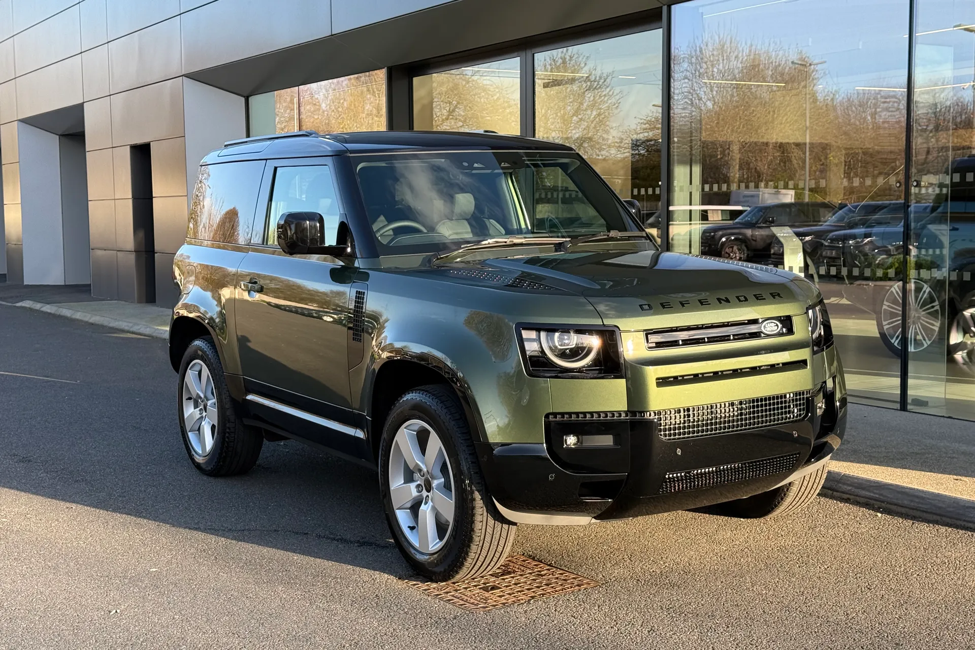 LAND ROVER Defender 90 focused image