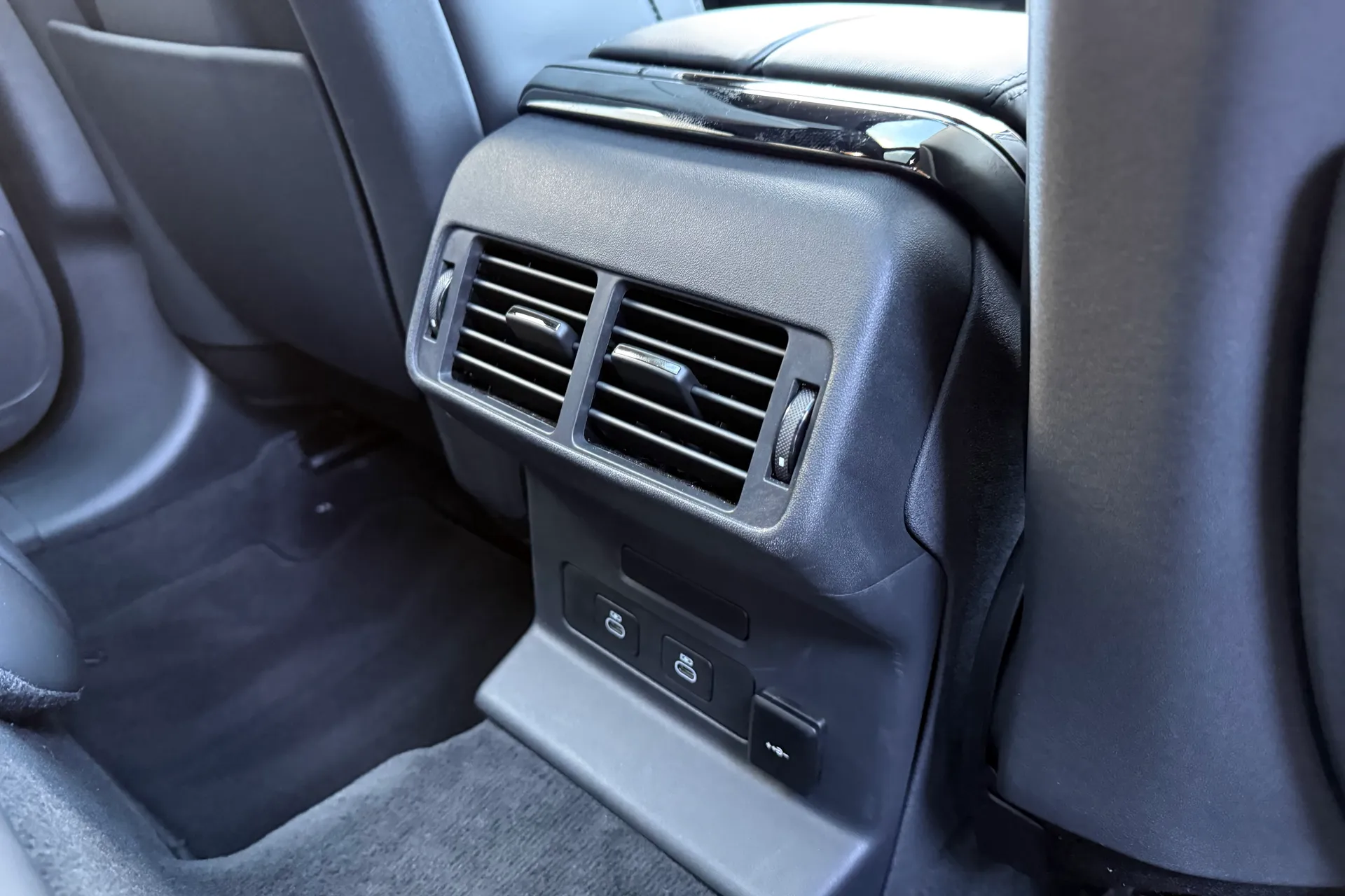 LAND ROVER RANGE ROVER VELAR thumbnail image number 35