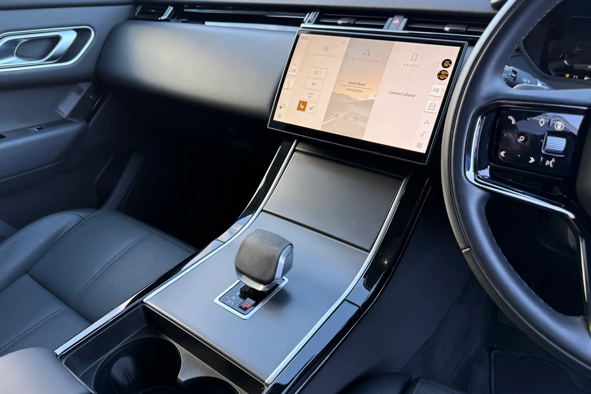 LAND ROVER RANGE ROVER VELAR thumbnail image number 19