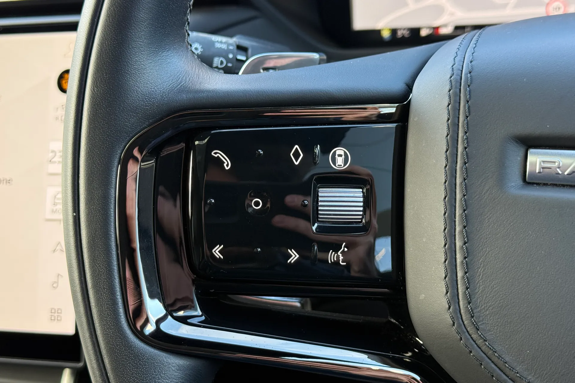 LAND ROVER RANGE ROVER VELAR thumbnail image number 26