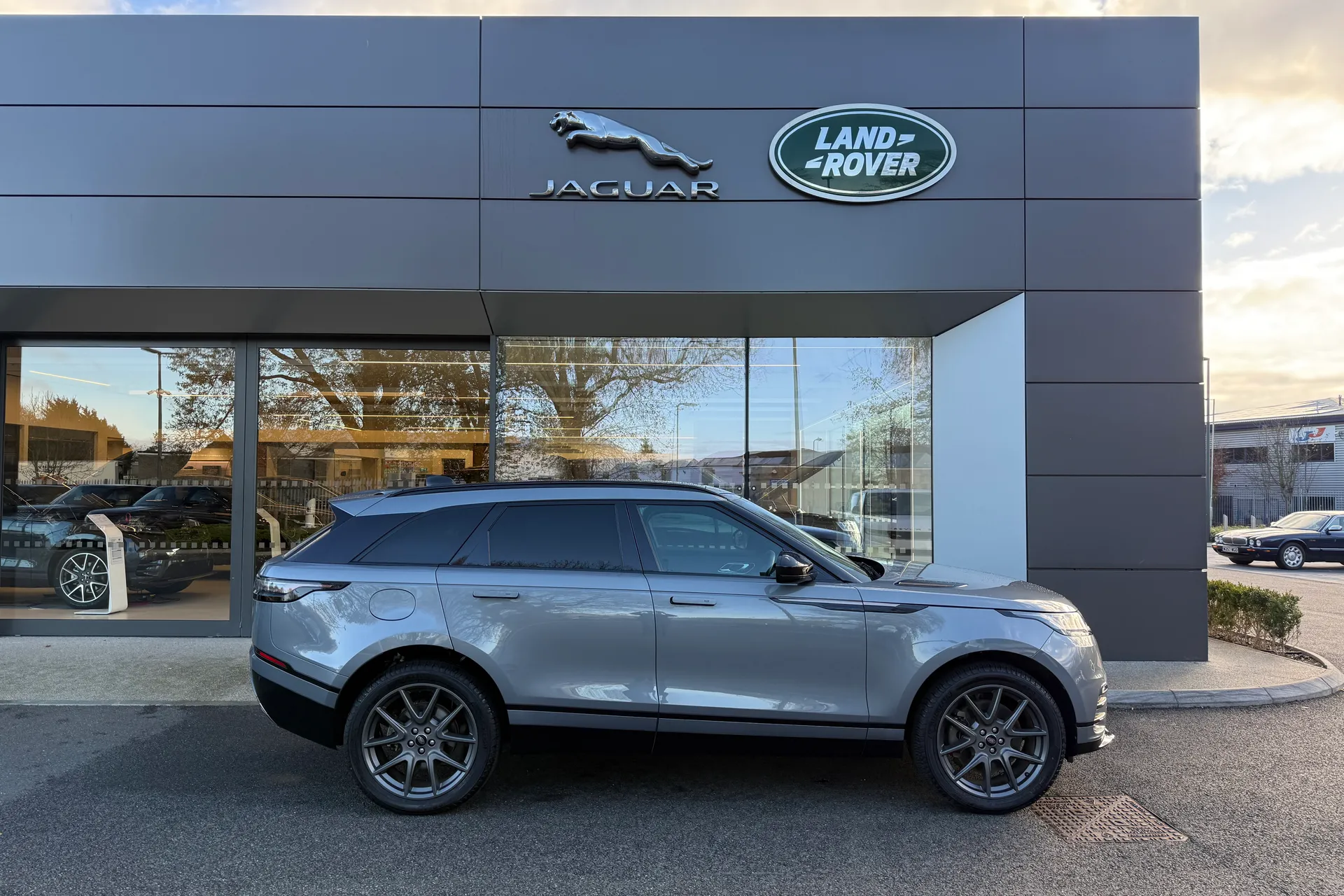 LAND ROVER RANGE ROVER VELAR thumbnail image number 2