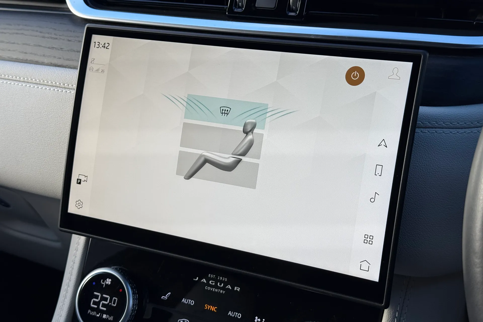 Jaguar F-PACE thumbnail image number 17