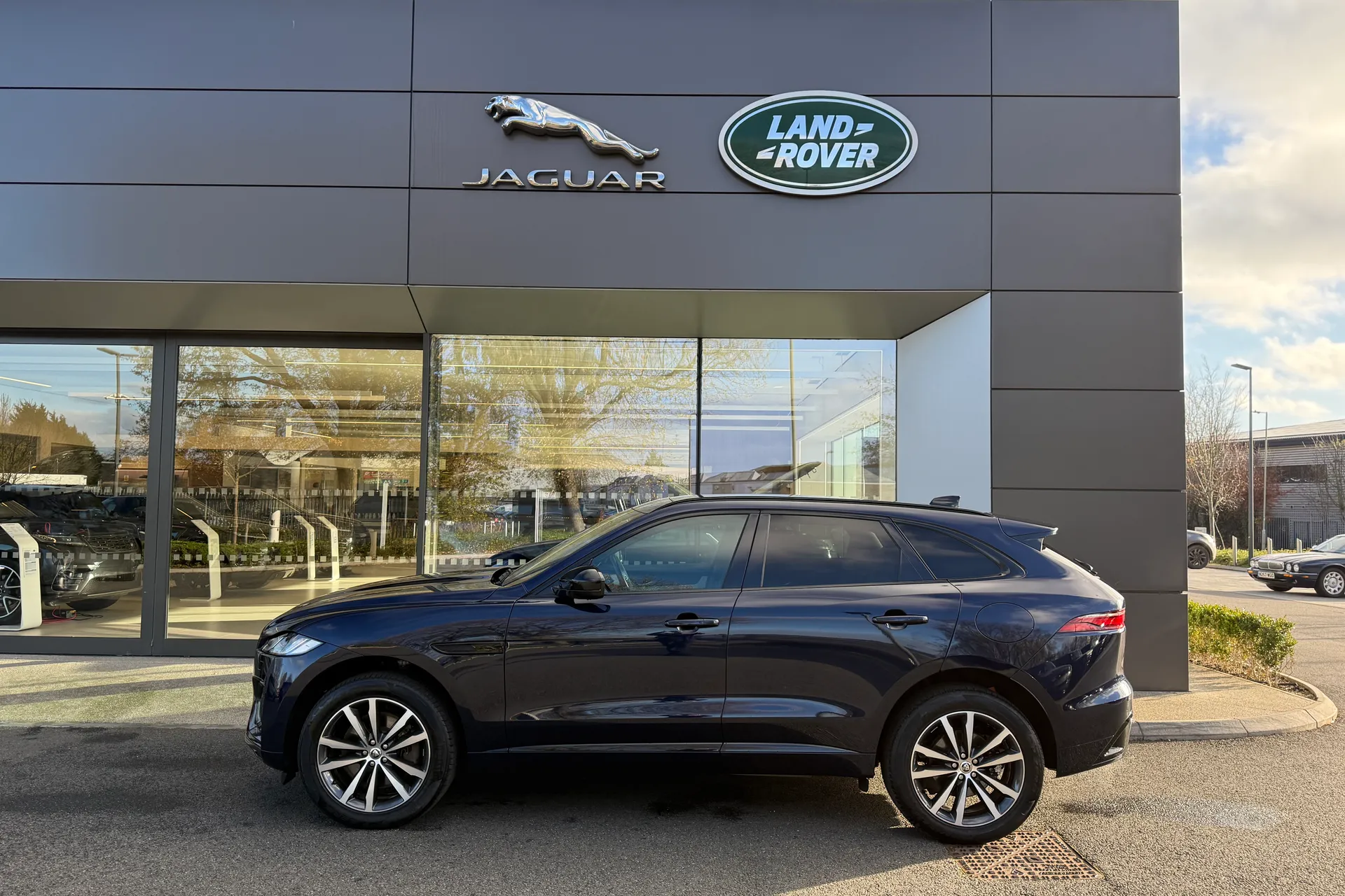 Jaguar F-PACE thumbnail image number 25