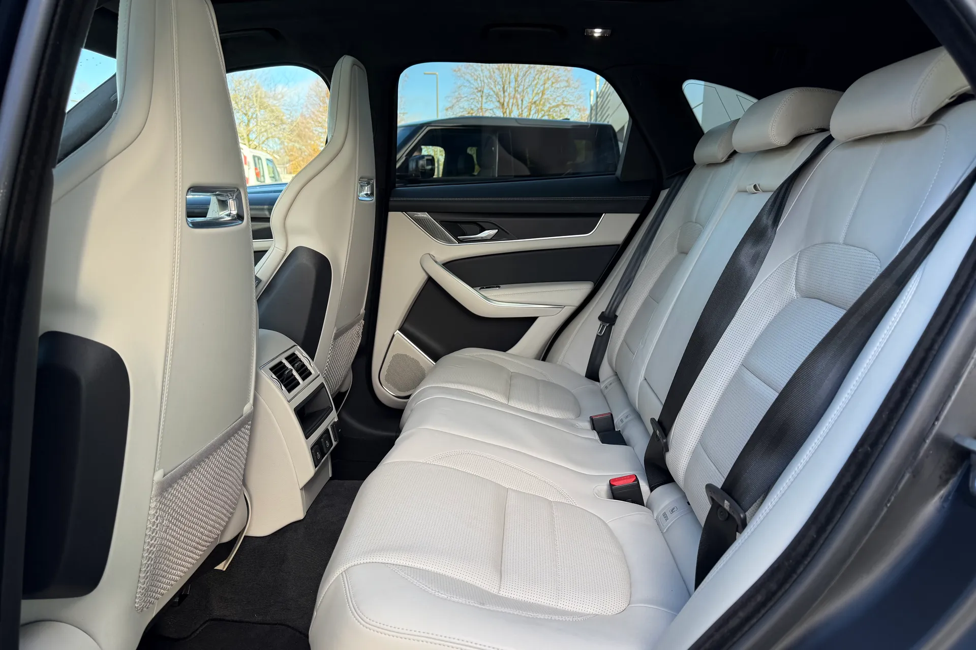 Jaguar F-PACE thumbnail image number 45