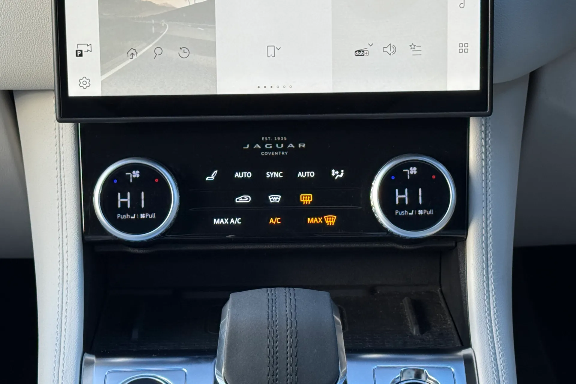 Jaguar F-PACE thumbnail image number 16