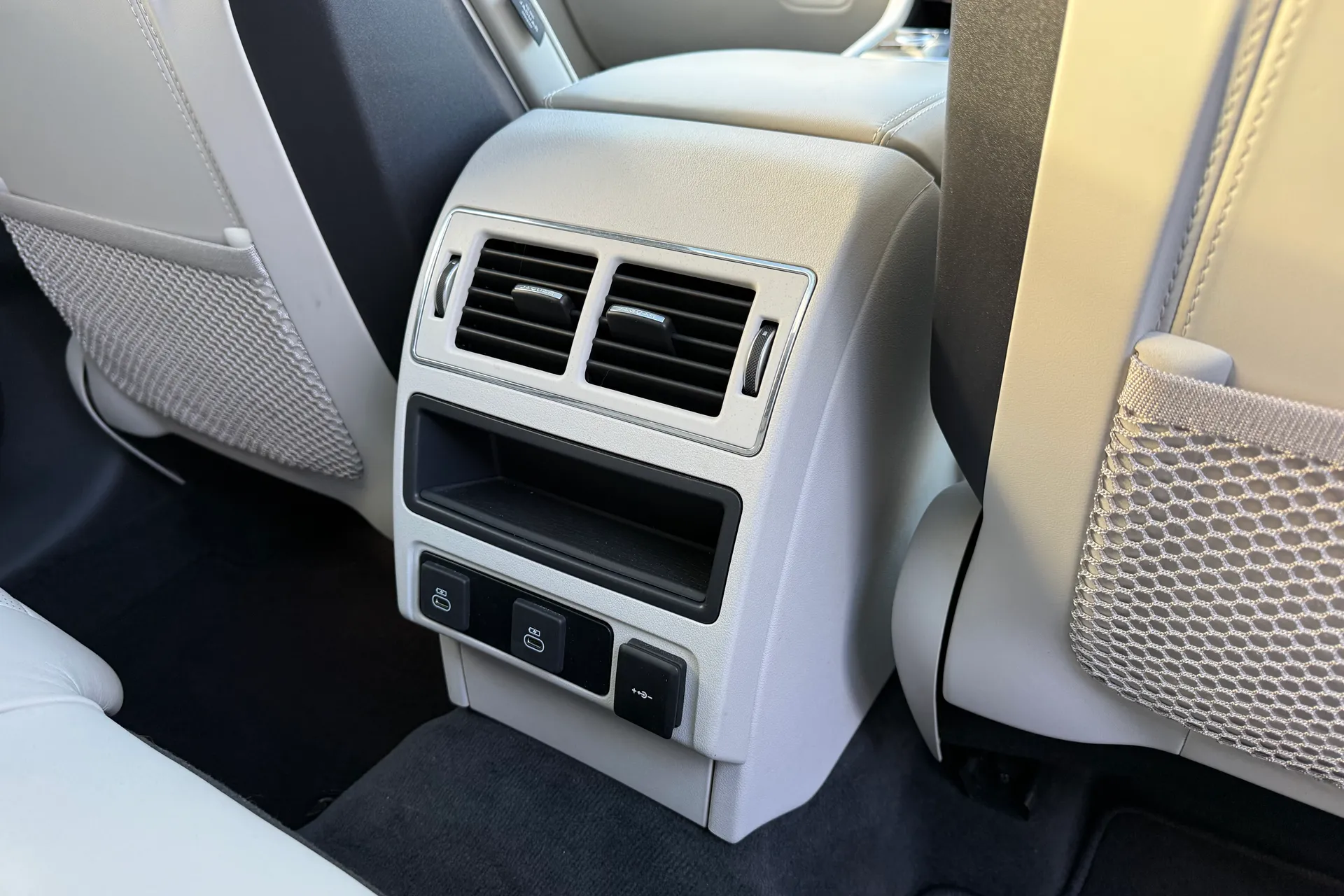 Jaguar F-PACE thumbnail image number 33