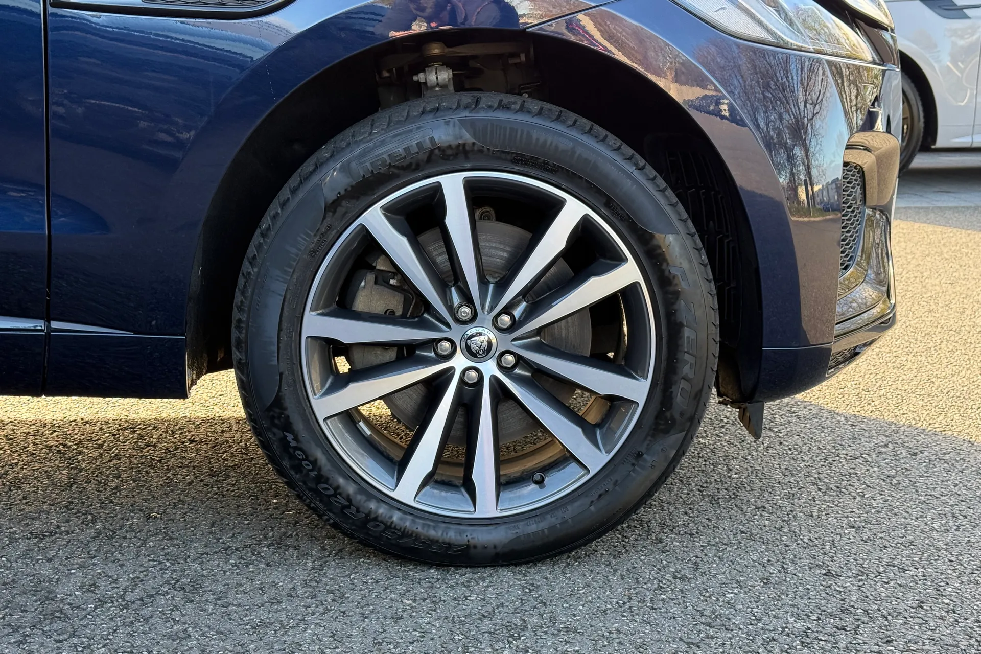 Jaguar F-PACE thumbnail image number 22