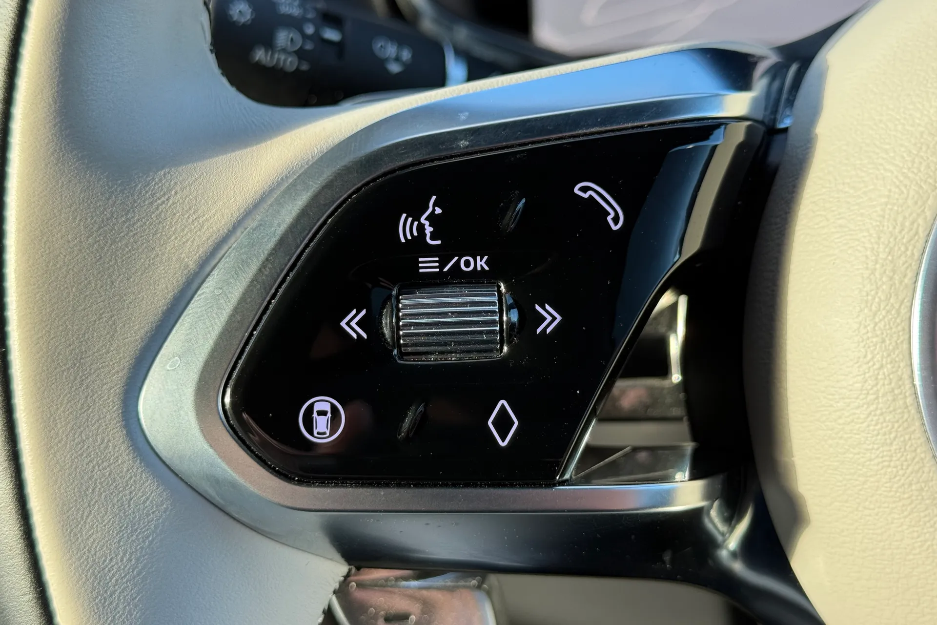 Jaguar F-PACE thumbnail image number 24