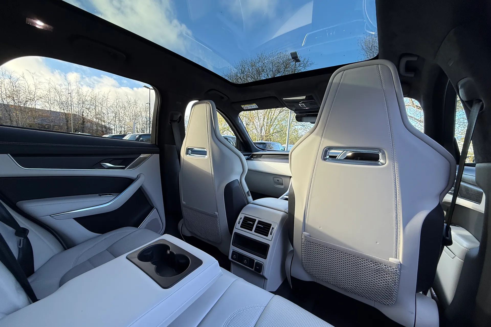 Jaguar F-PACE thumbnail image number 40