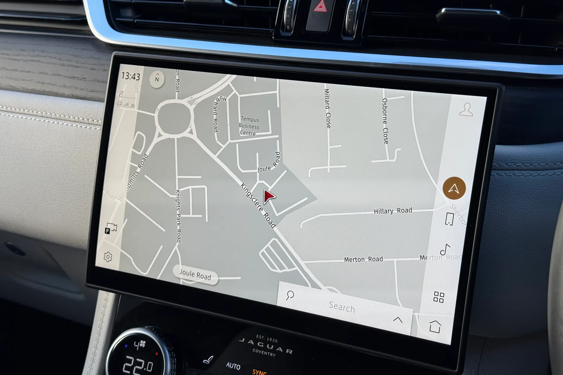 Jaguar F-PACE thumbnail image number 28