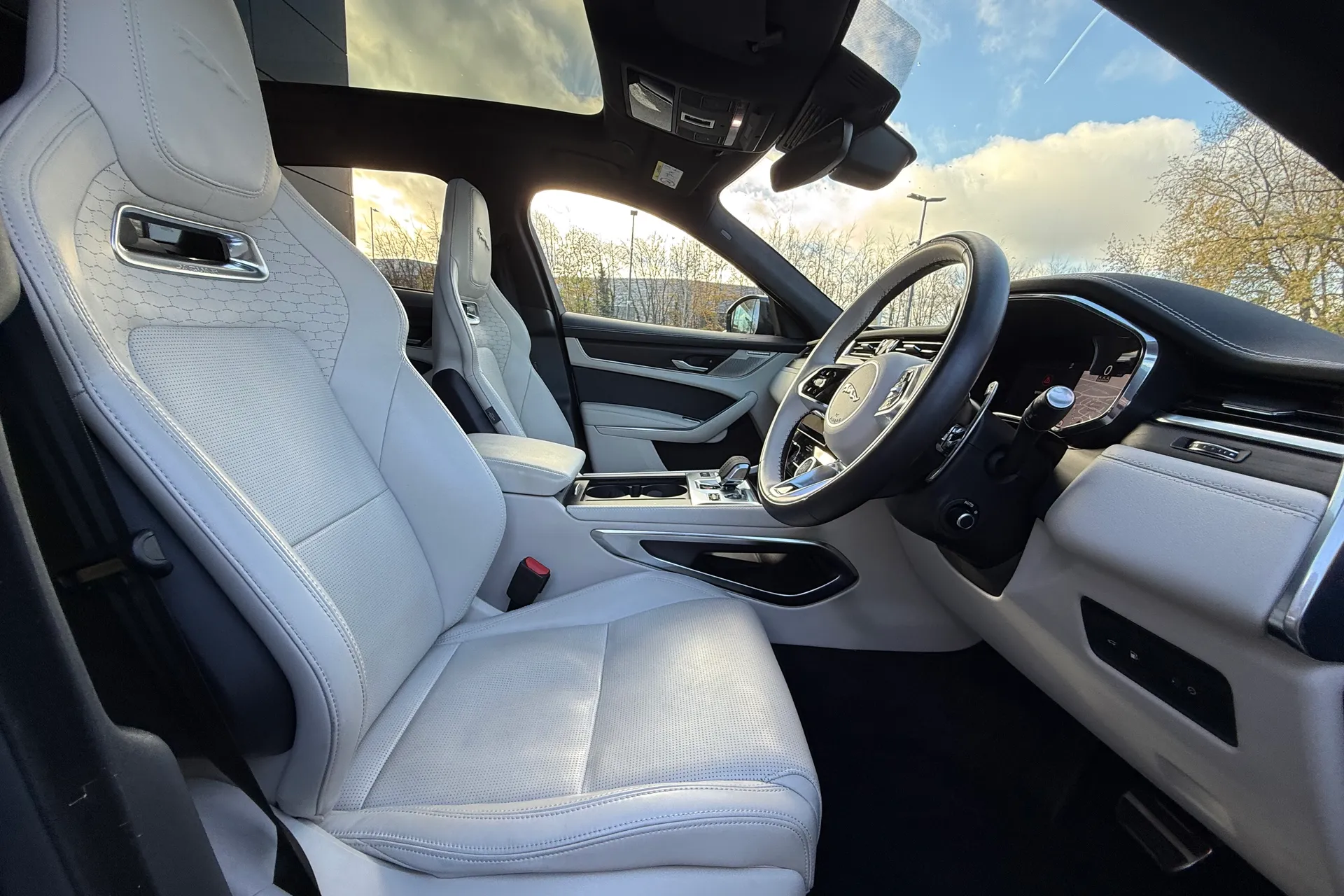 Jaguar F-PACE thumbnail image number 9