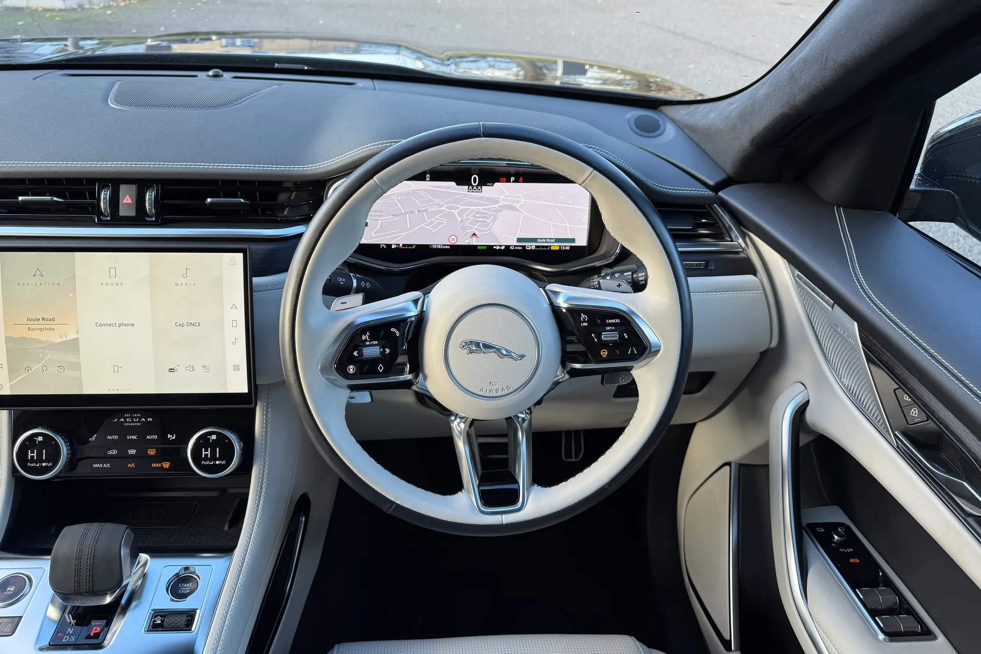 Jaguar F-PACE thumbnail image number 14