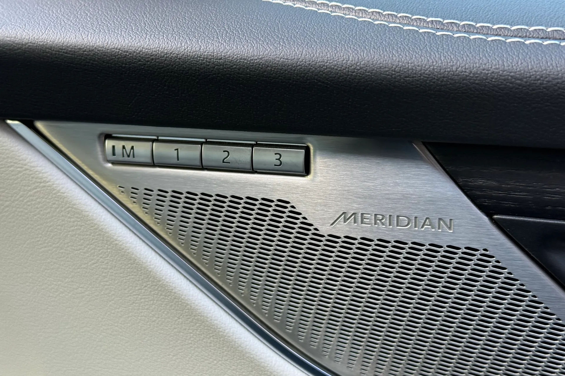 Jaguar F-PACE thumbnail image number 48