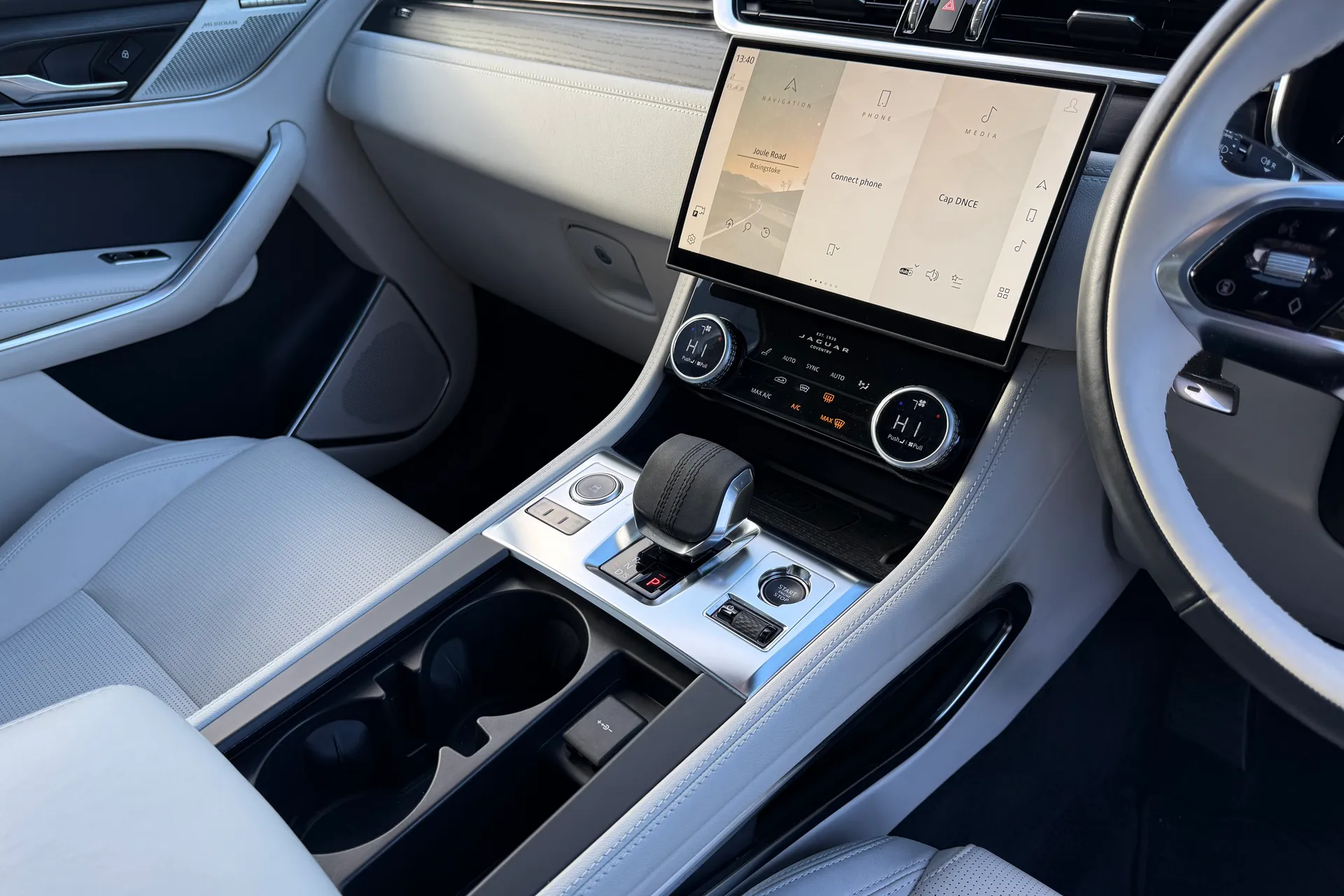 Jaguar F-PACE thumbnail image number 19