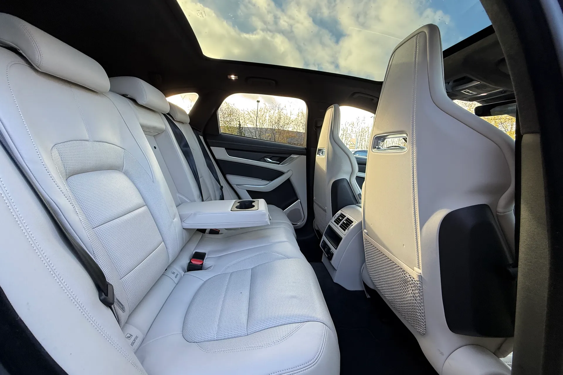 Jaguar F-PACE thumbnail image number 38