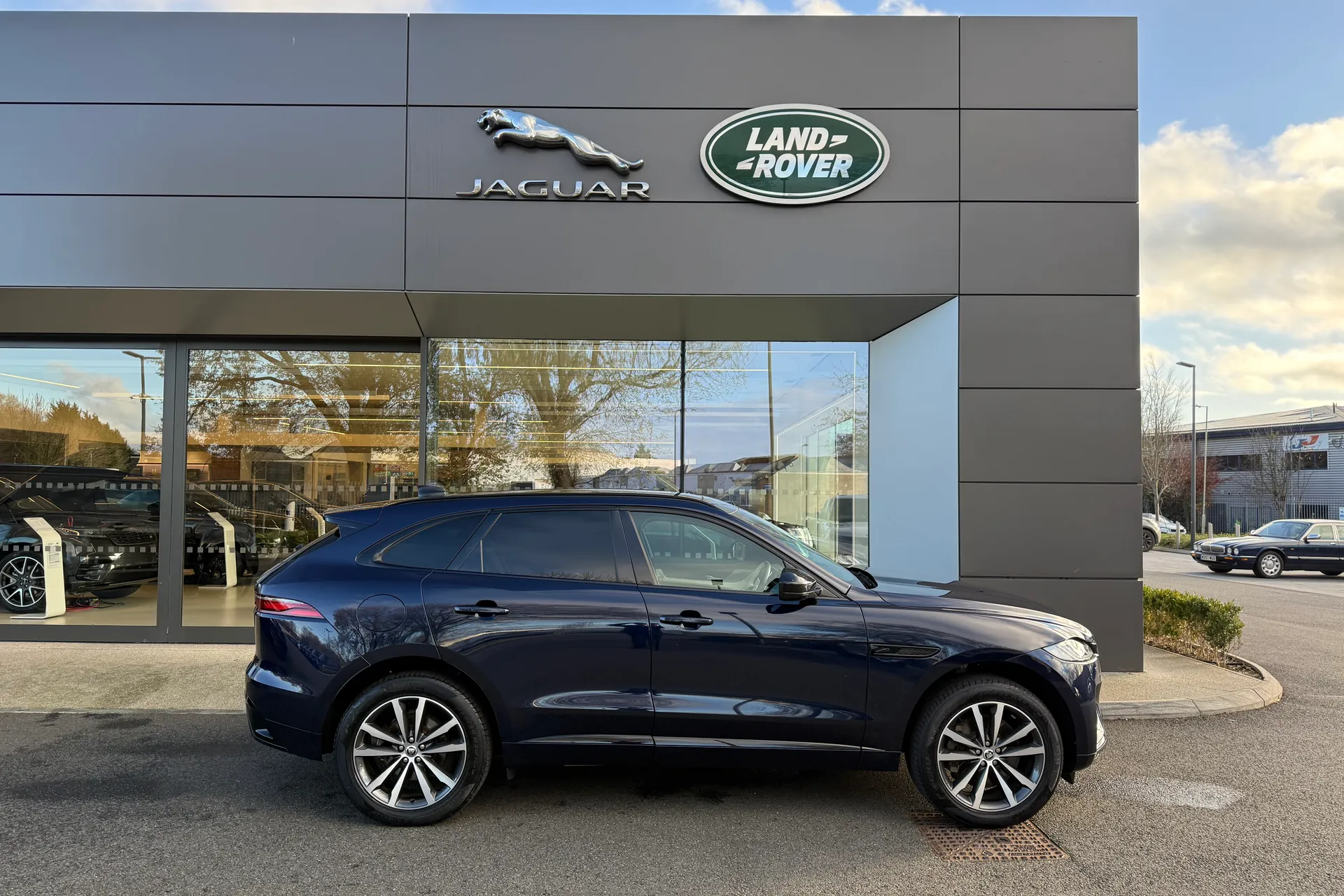 Jaguar F-PACE thumbnail image number 2
