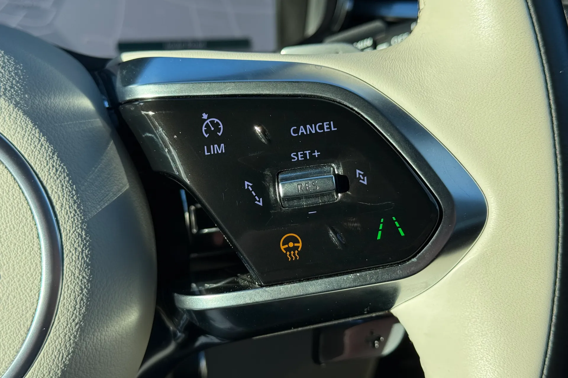 Jaguar F-PACE thumbnail image number 27