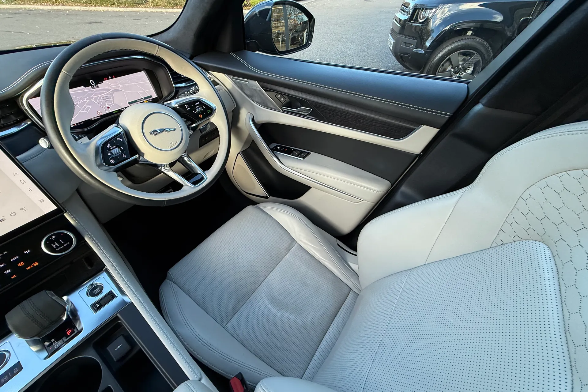 Jaguar F-PACE thumbnail image number 13