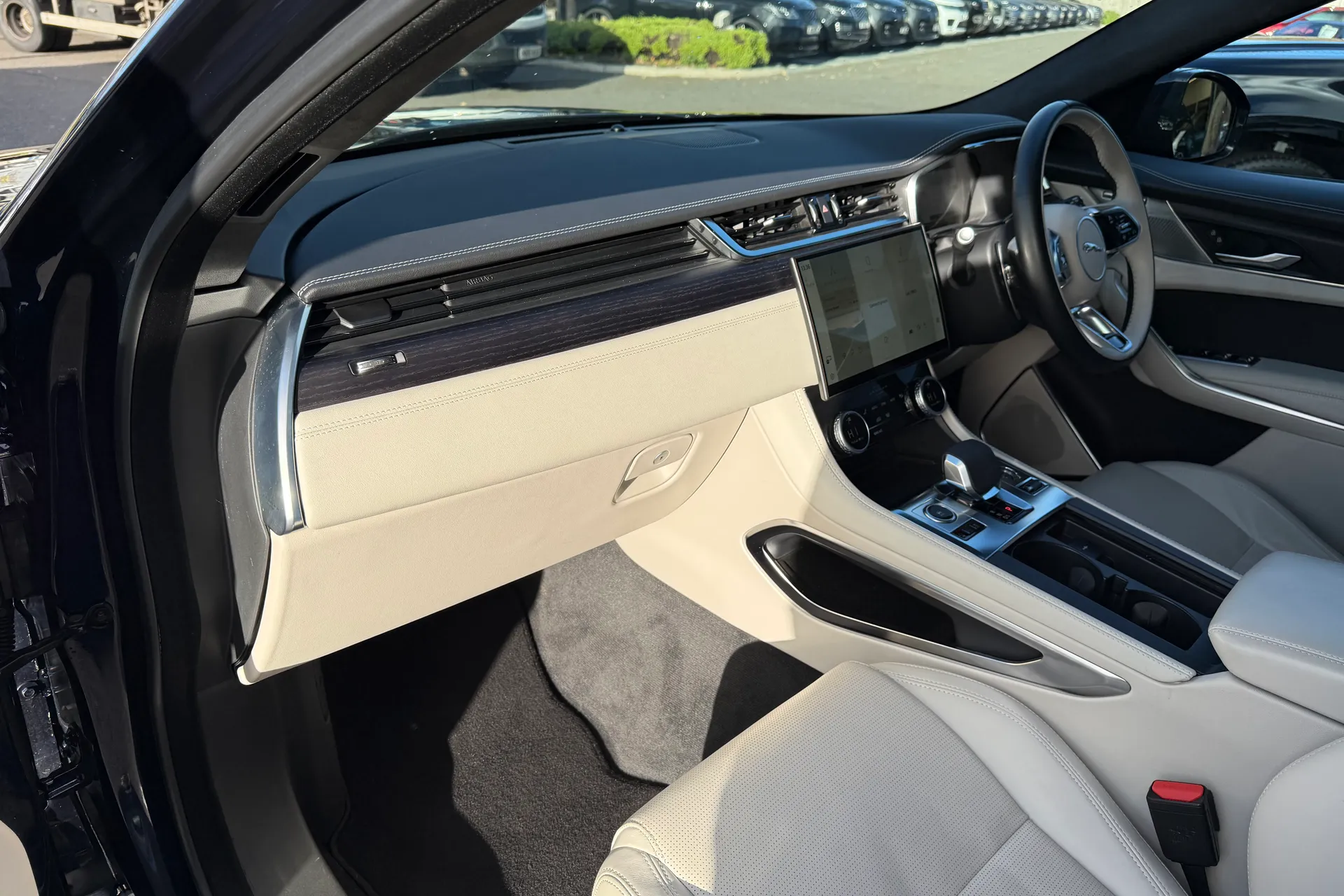 Jaguar F-PACE thumbnail image number 44