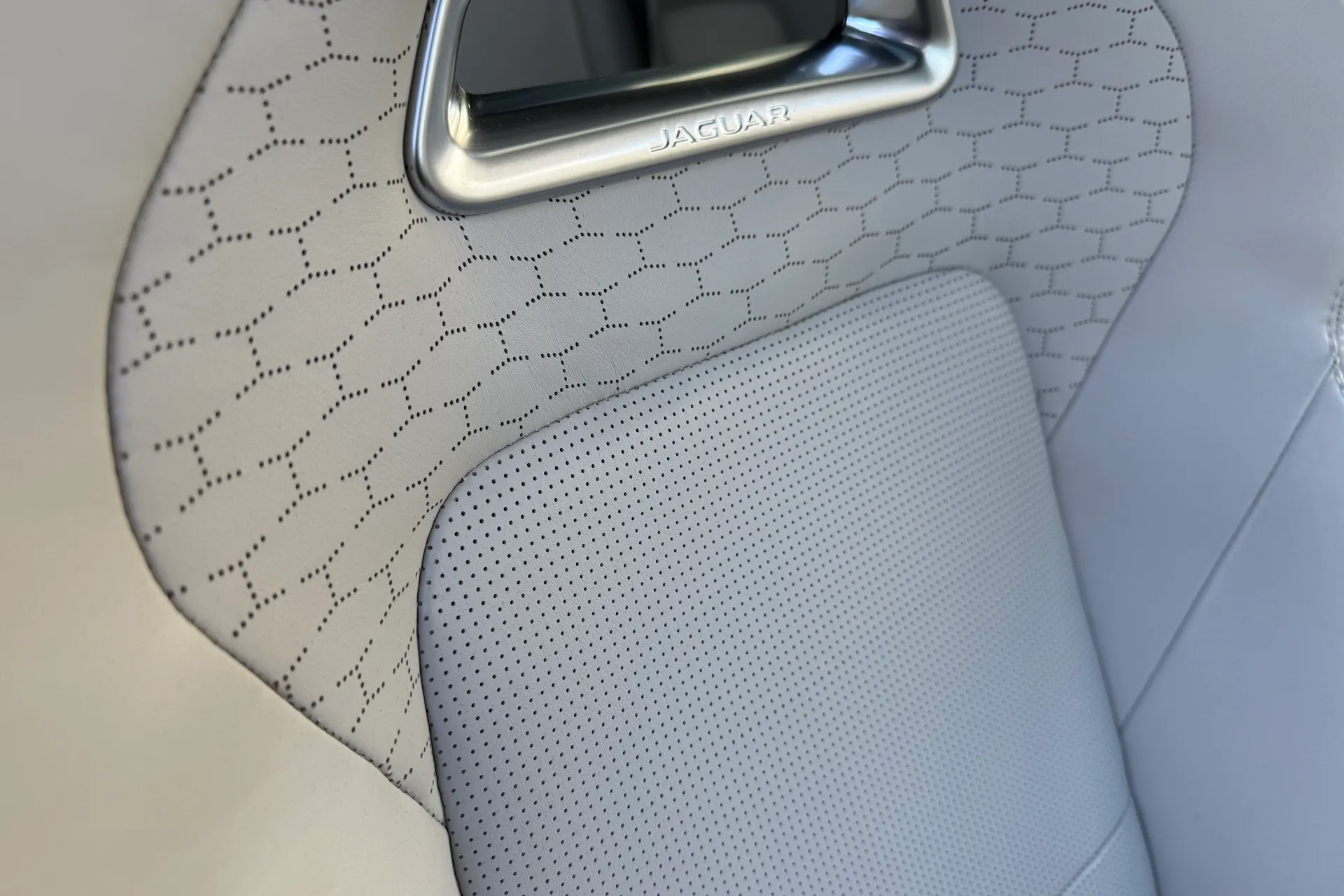 Jaguar F-PACE thumbnail image number 32