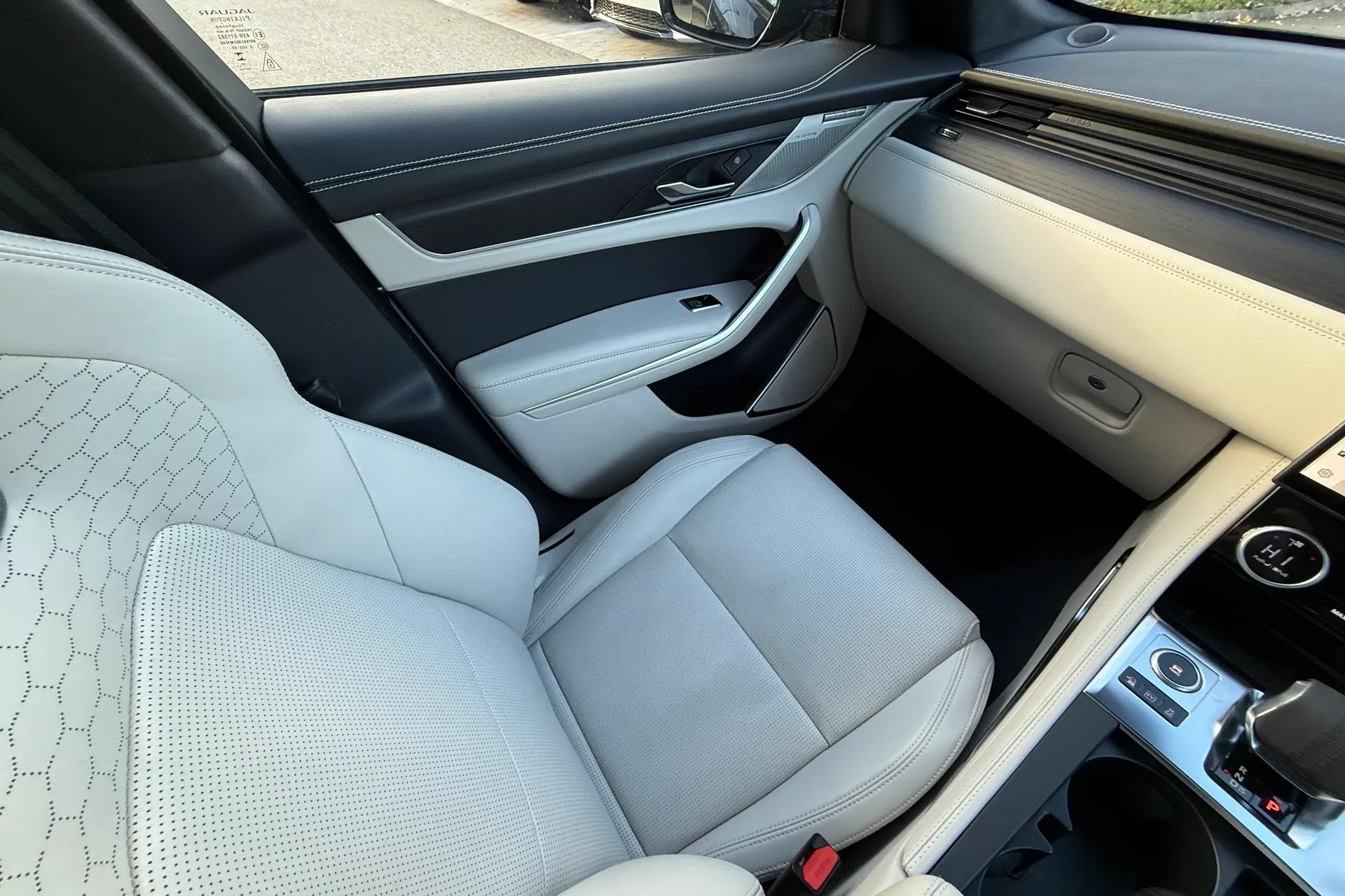 Jaguar F-PACE thumbnail image number 12