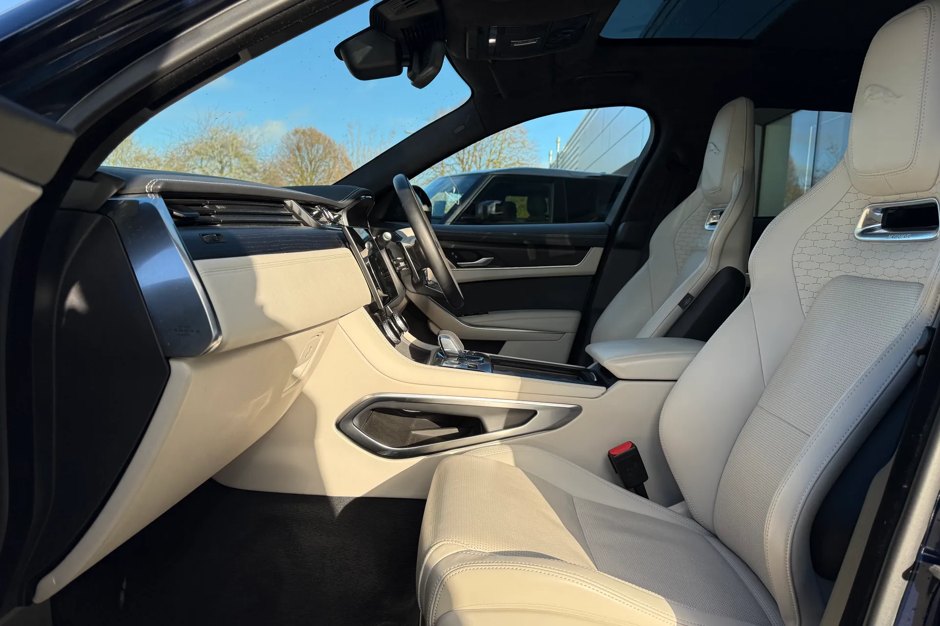 Jaguar F-PACE thumbnail image number 10