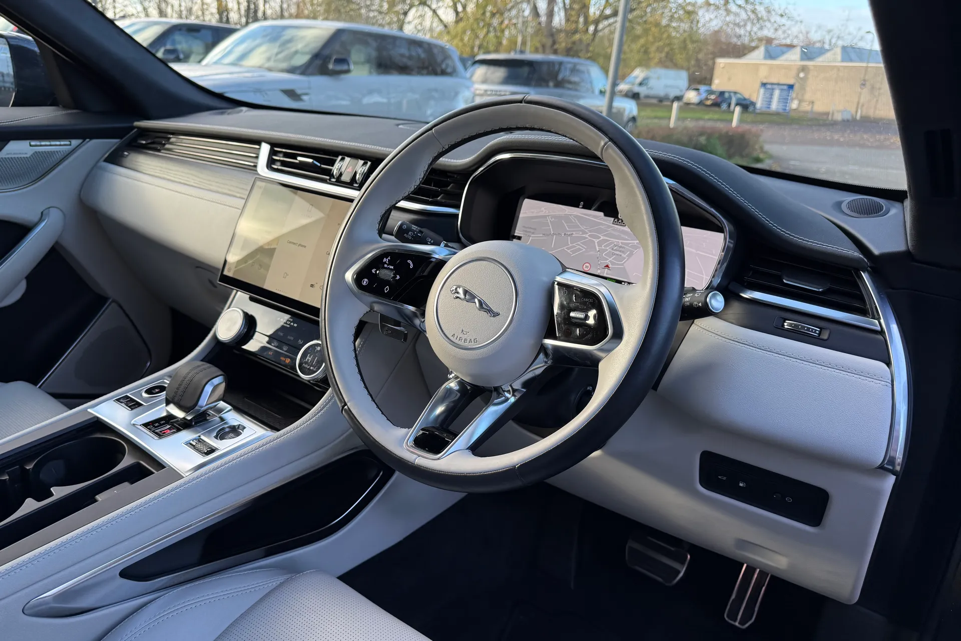 Jaguar F-PACE thumbnail image number 30