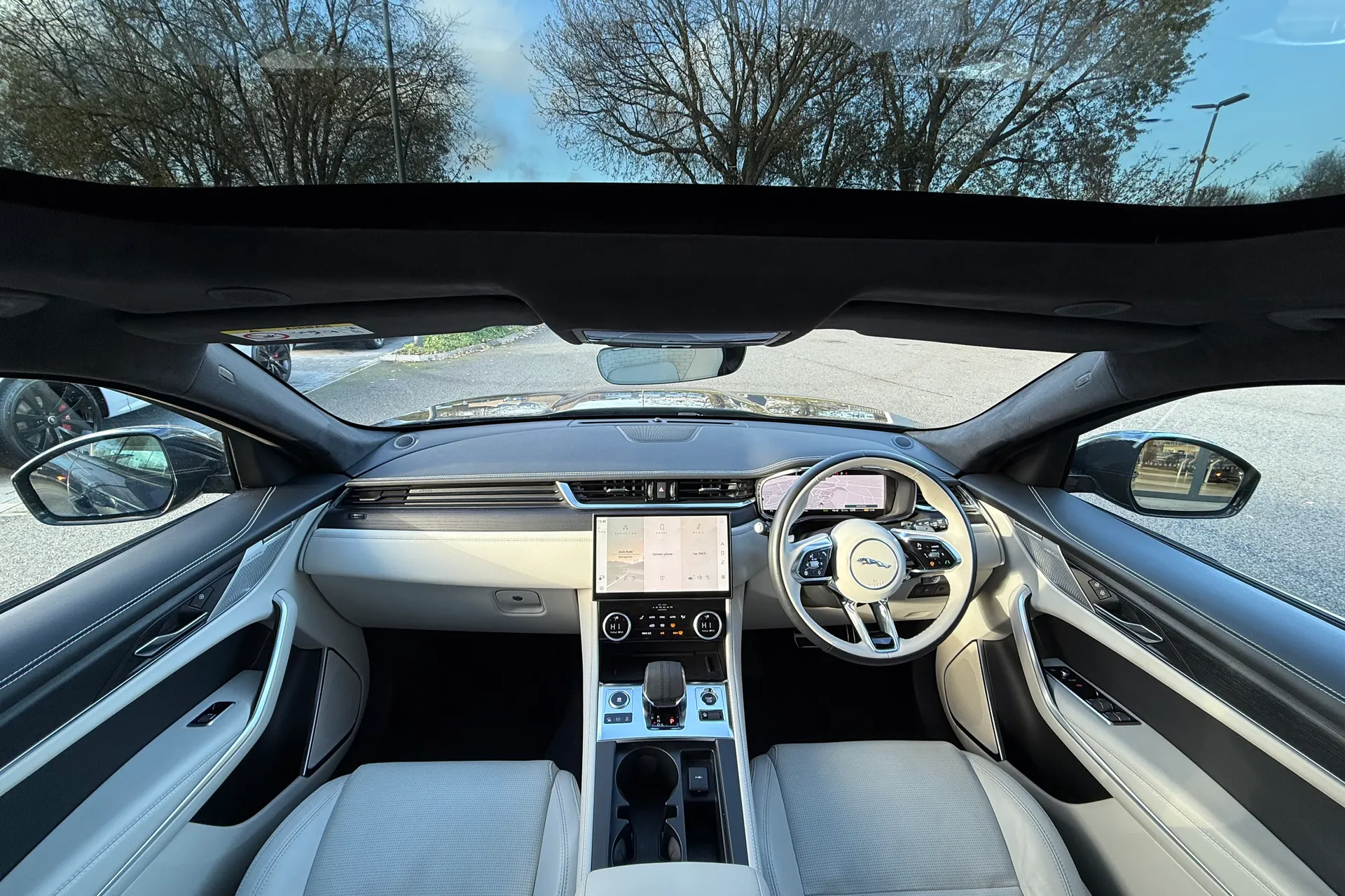 Jaguar F-PACE thumbnail image number 3