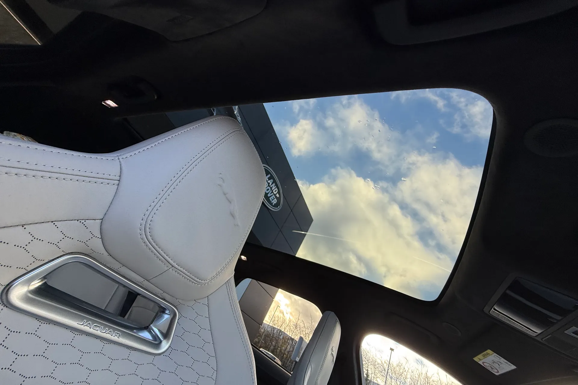 Jaguar F-PACE thumbnail image number 34