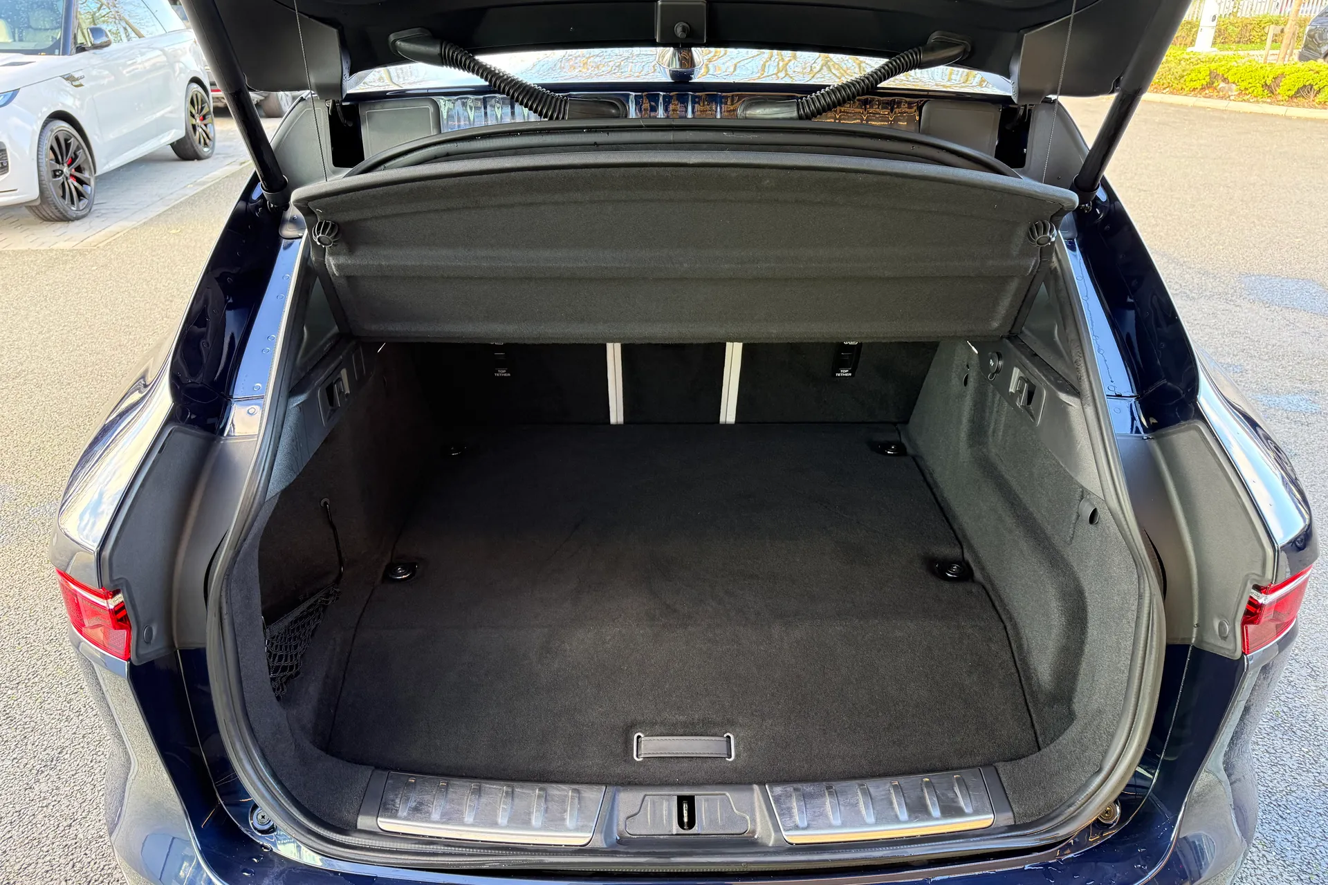 Jaguar F-PACE thumbnail image number 37