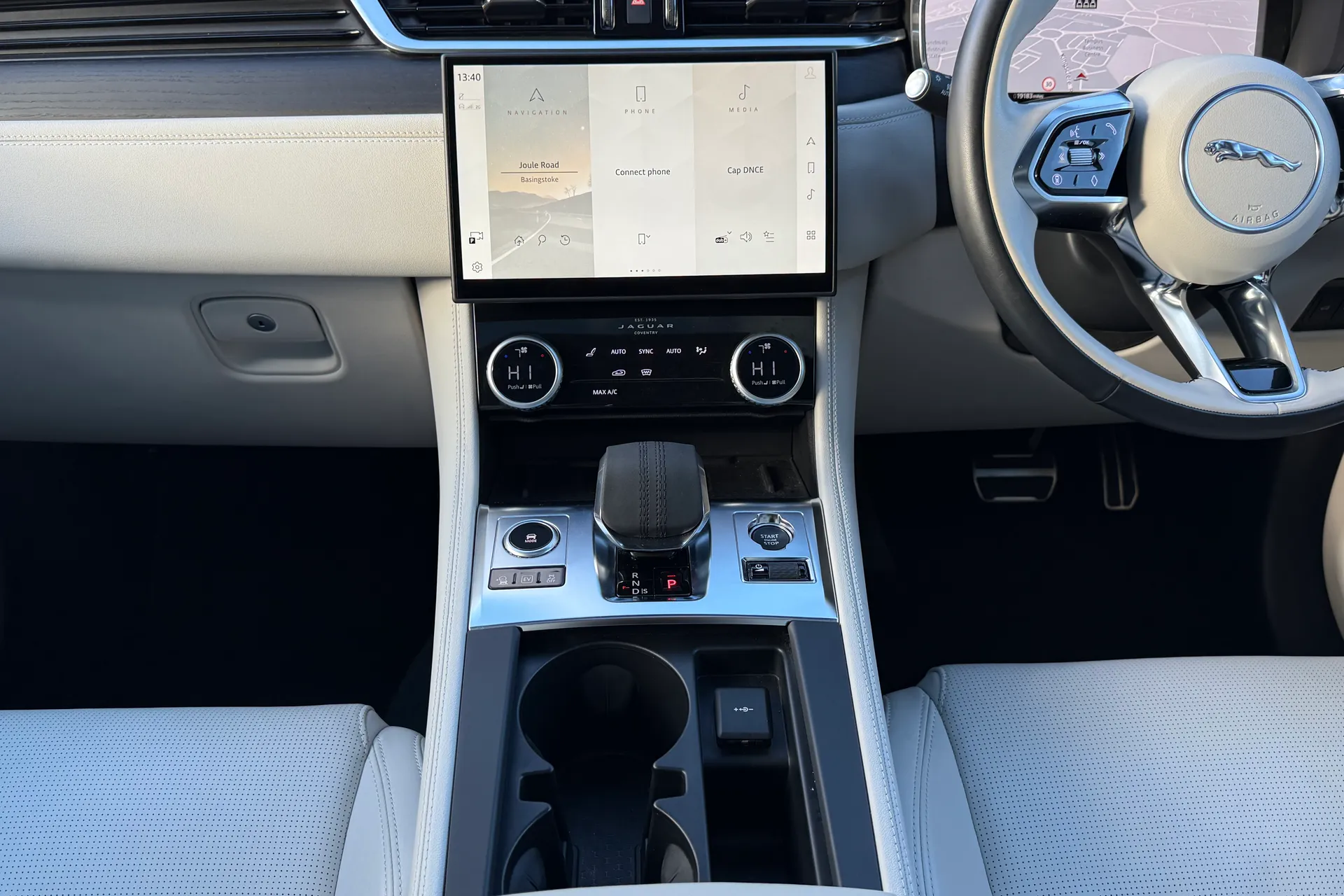 Jaguar F-PACE thumbnail image number 15