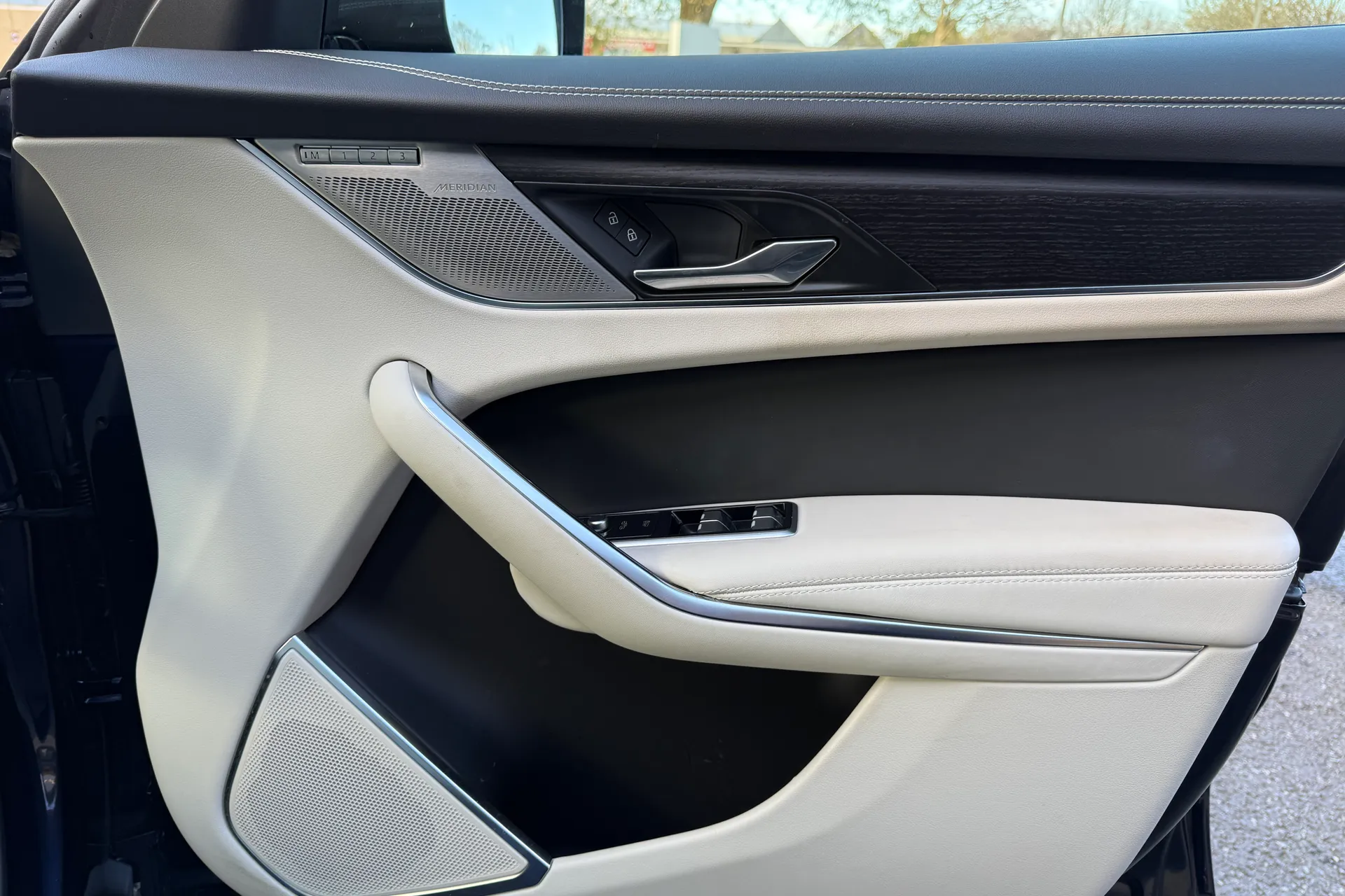 Jaguar F-PACE thumbnail image number 47