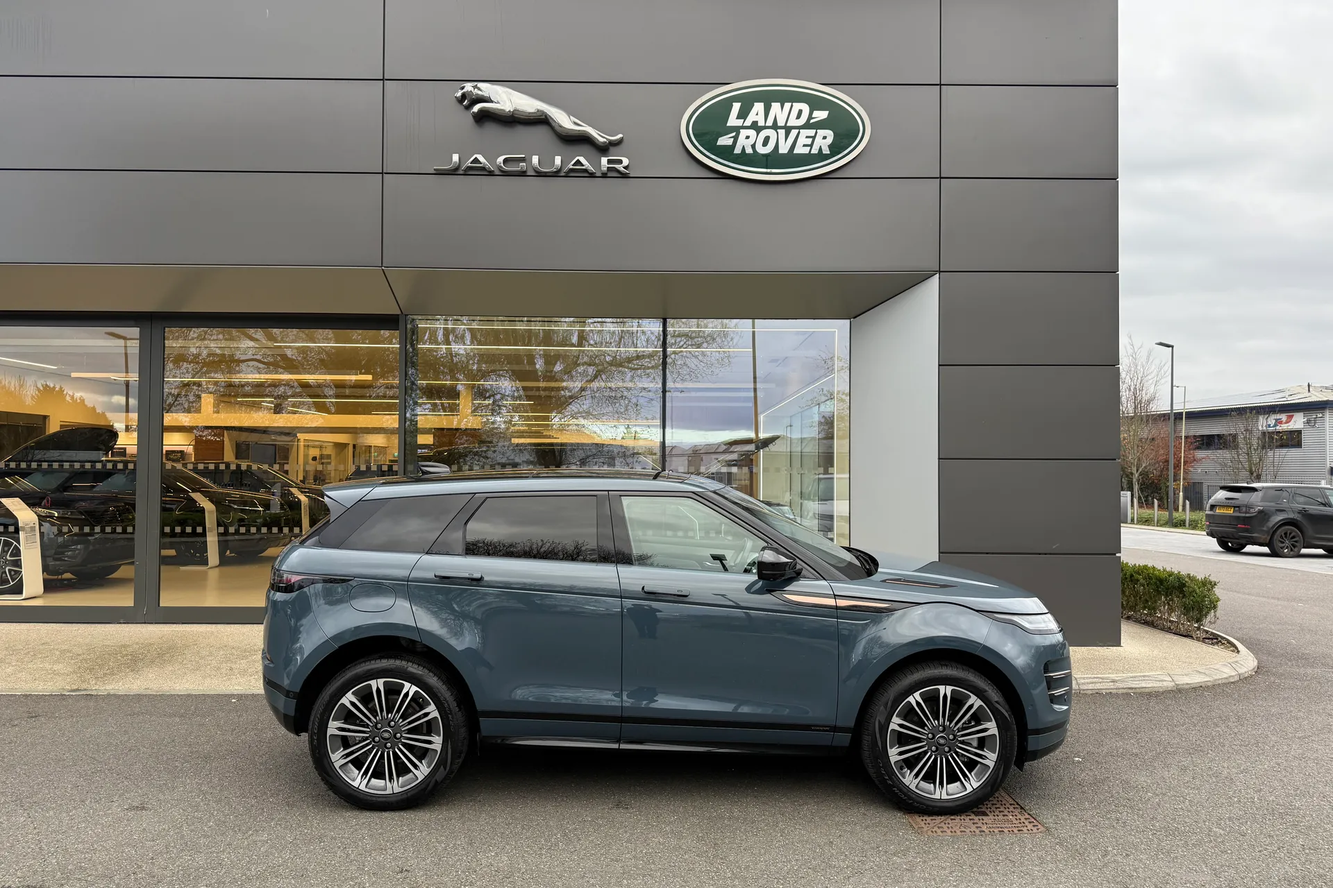 LAND ROVER RANGE ROVER EVOQUE thumbnail image number 2
