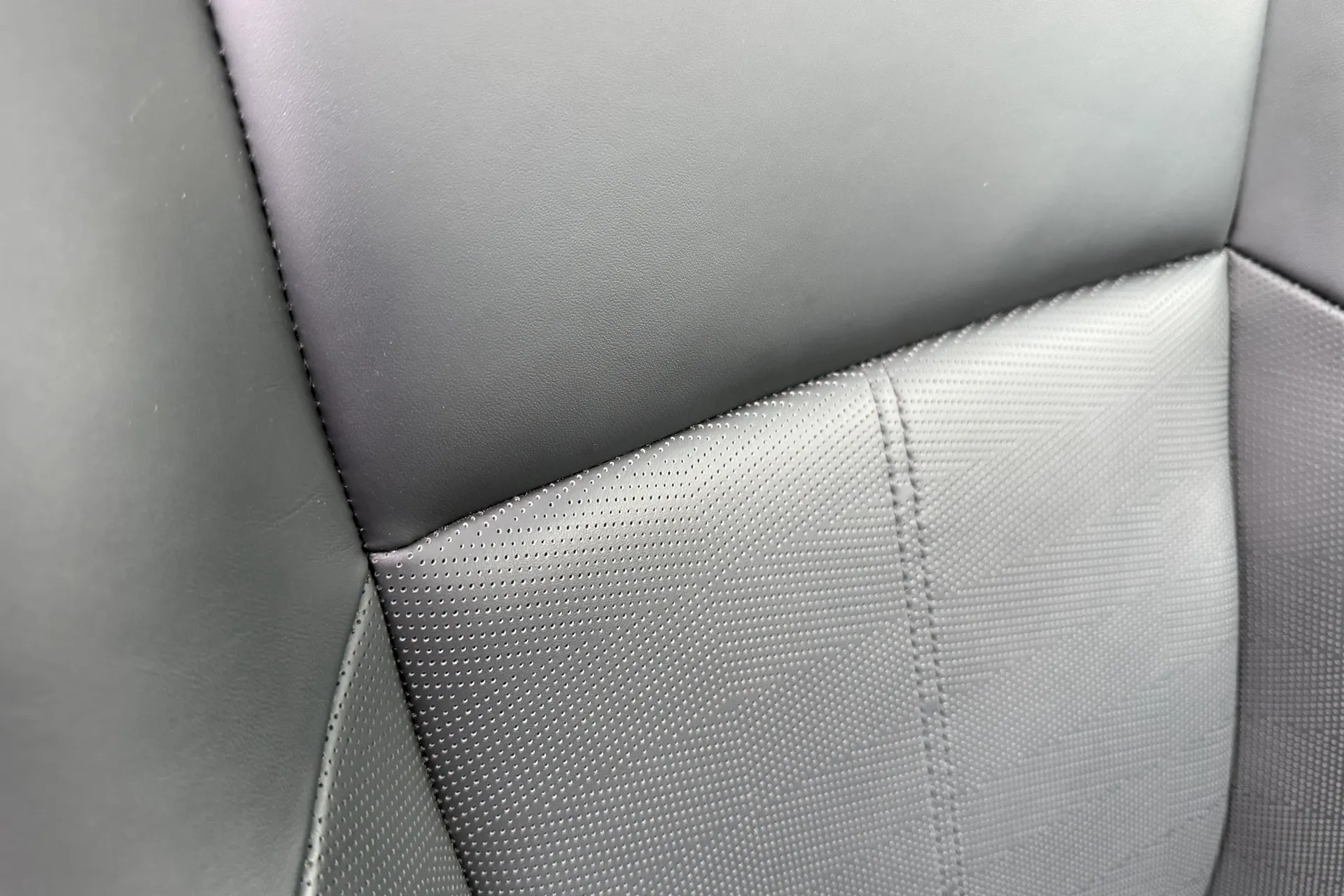 LAND ROVER RANGE ROVER VELAR thumbnail image number 33