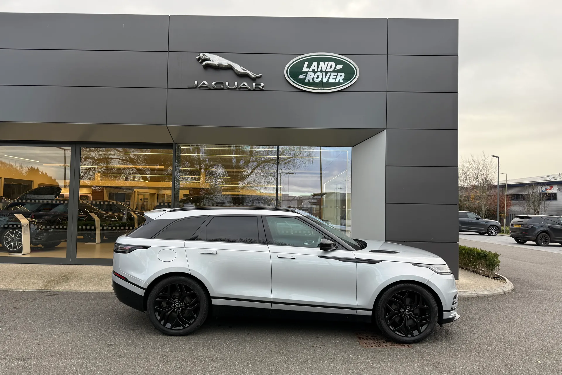 LAND ROVER RANGE ROVER VELAR thumbnail image number 2