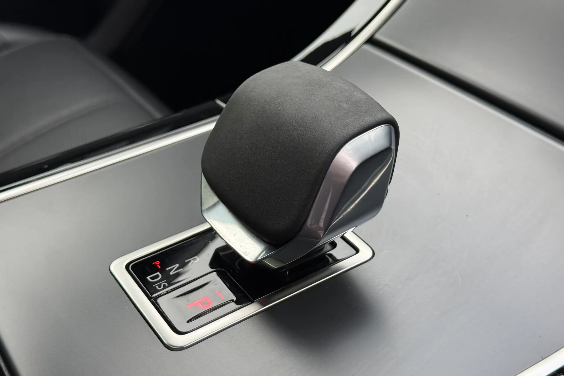 LAND ROVER RANGE ROVER VELAR thumbnail image number 18