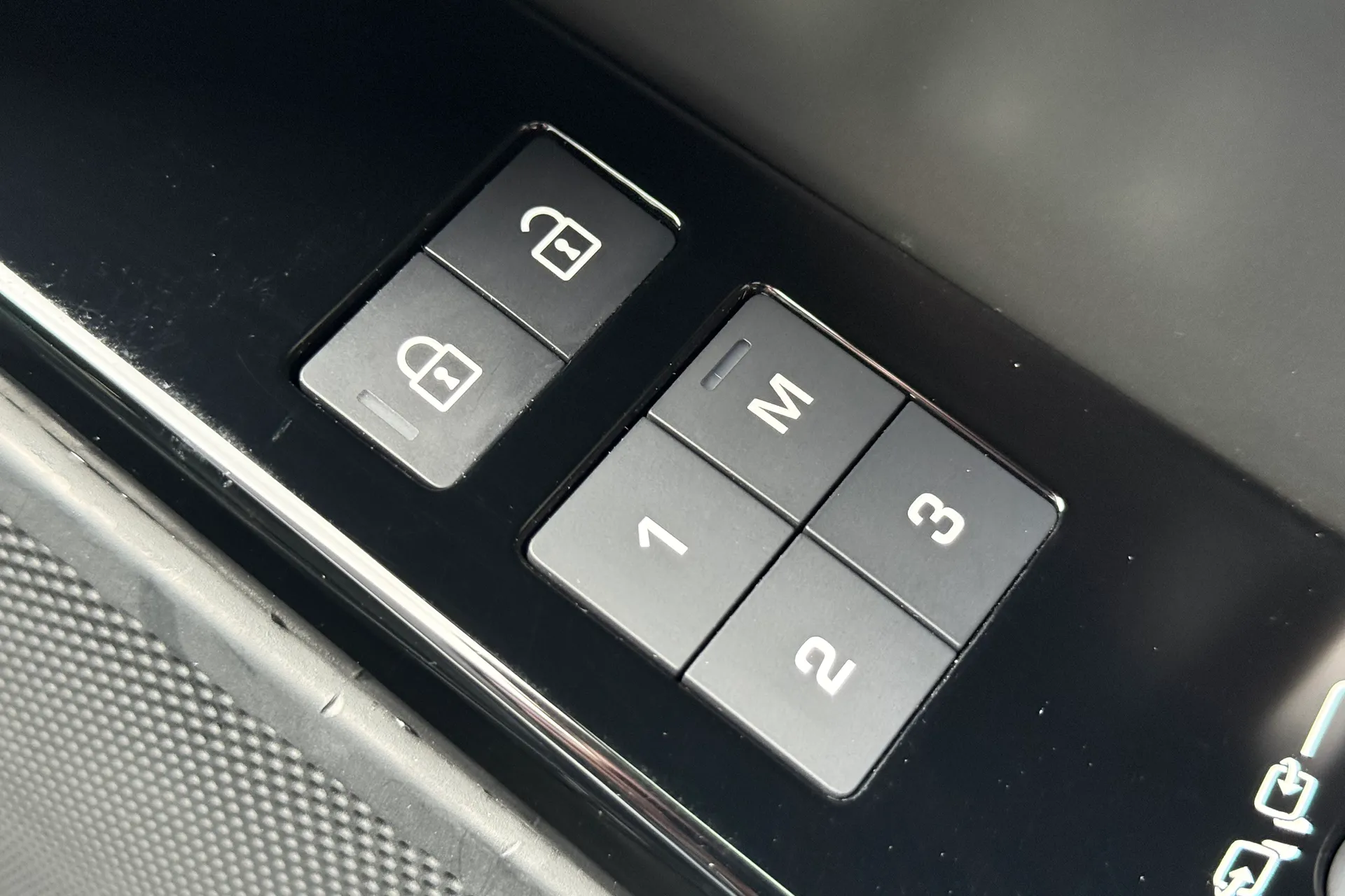 LAND ROVER RANGE ROVER VELAR thumbnail image number 51