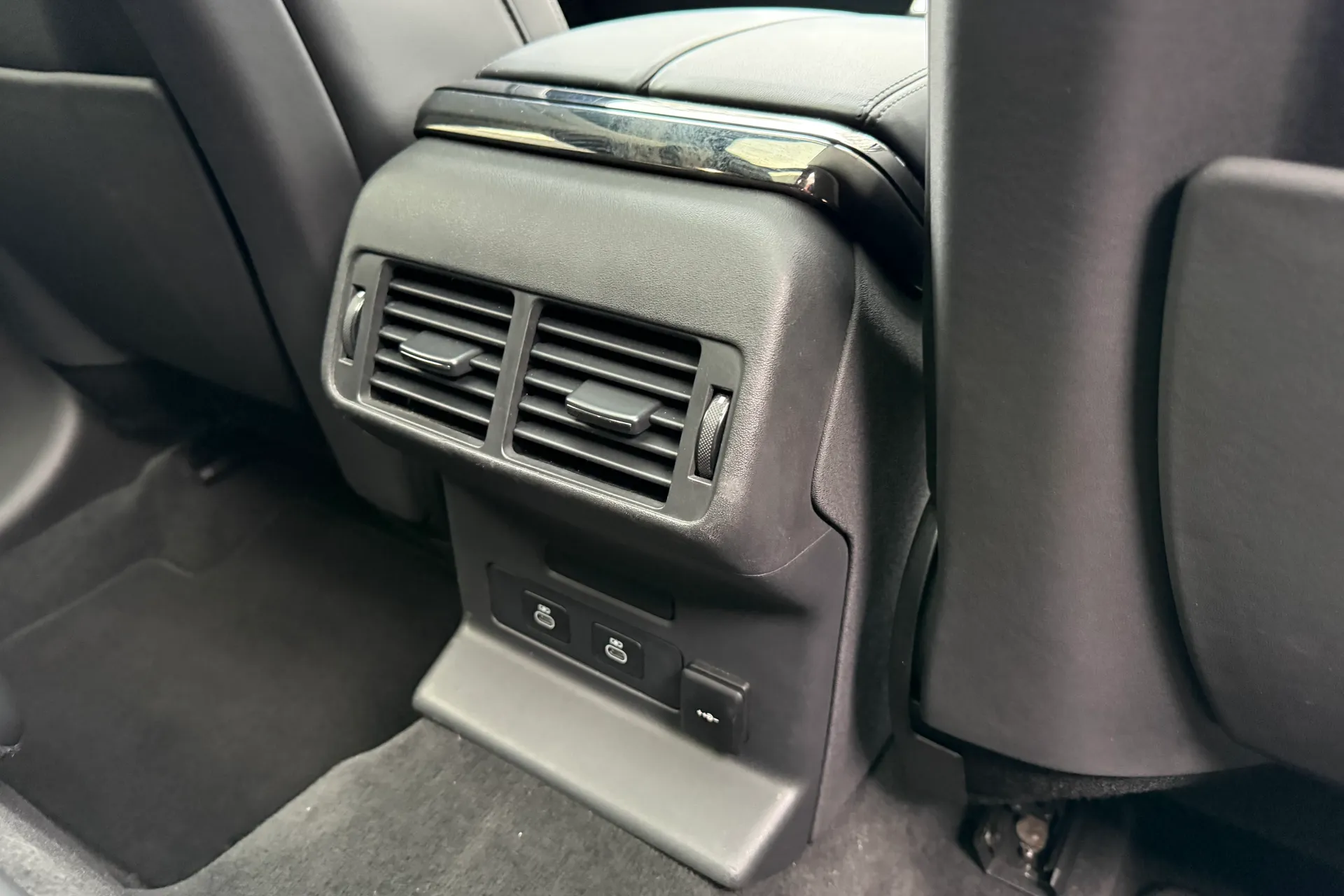 LAND ROVER RANGE ROVER VELAR thumbnail image number 34