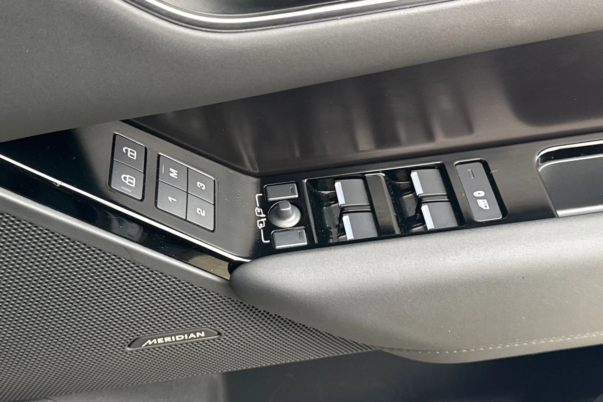 LAND ROVER RANGE ROVER VELAR thumbnail image number 20