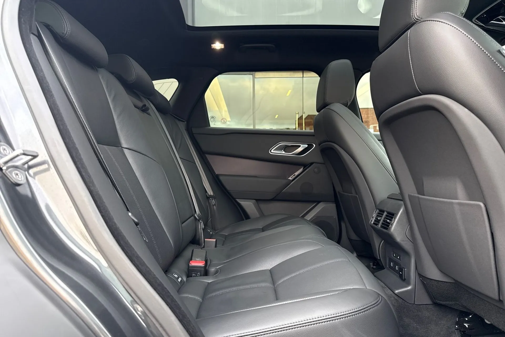 LAND ROVER RANGE ROVER VELAR thumbnail image number 37