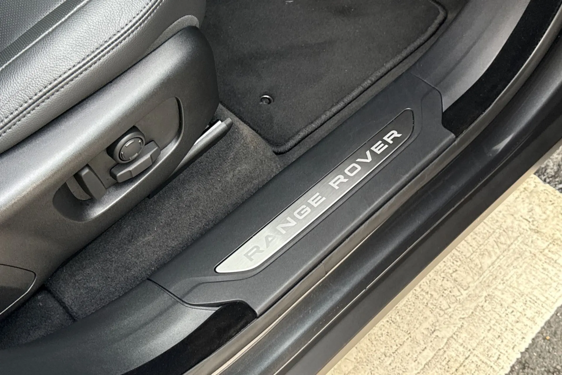 LAND ROVER RANGE ROVER VELAR thumbnail image number 18