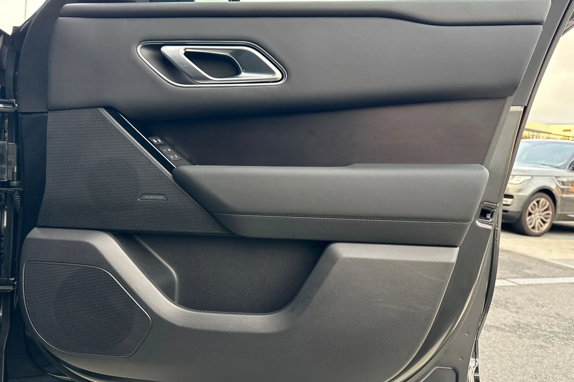 LAND ROVER RANGE ROVER VELAR thumbnail image number 19