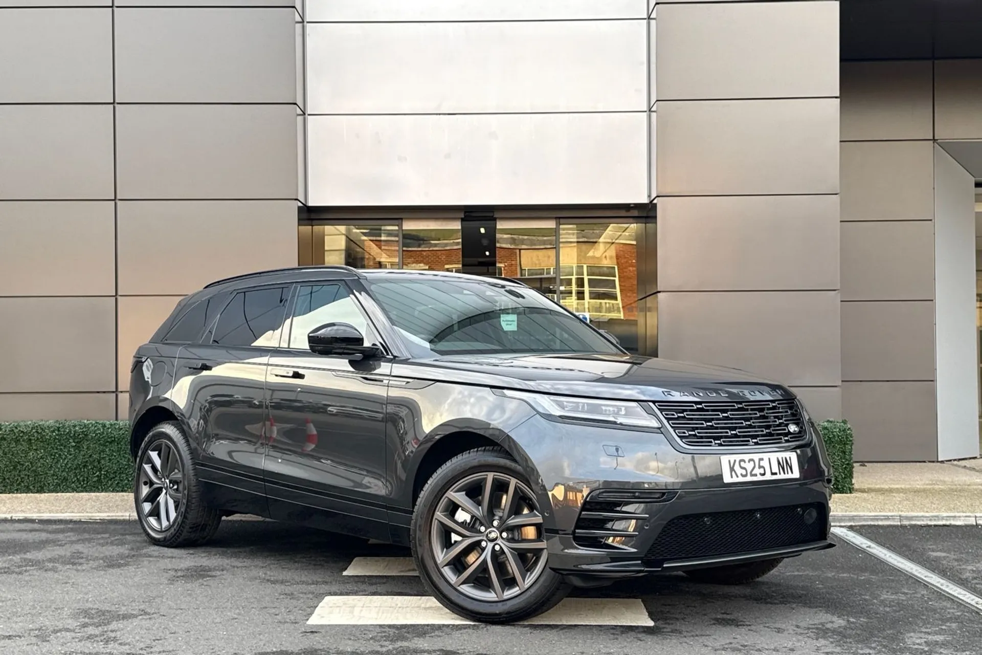 LAND ROVER RANGE ROVER VELAR focused image