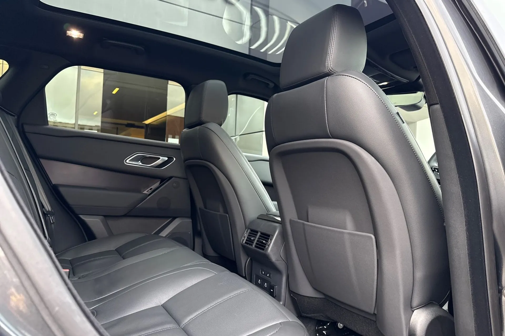 LAND ROVER RANGE ROVER VELAR thumbnail image number 38