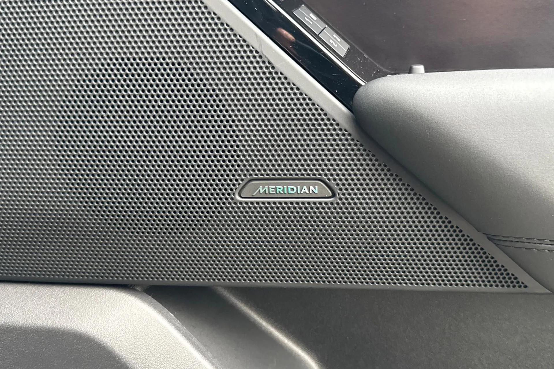 LAND ROVER RANGE ROVER VELAR thumbnail image number 21