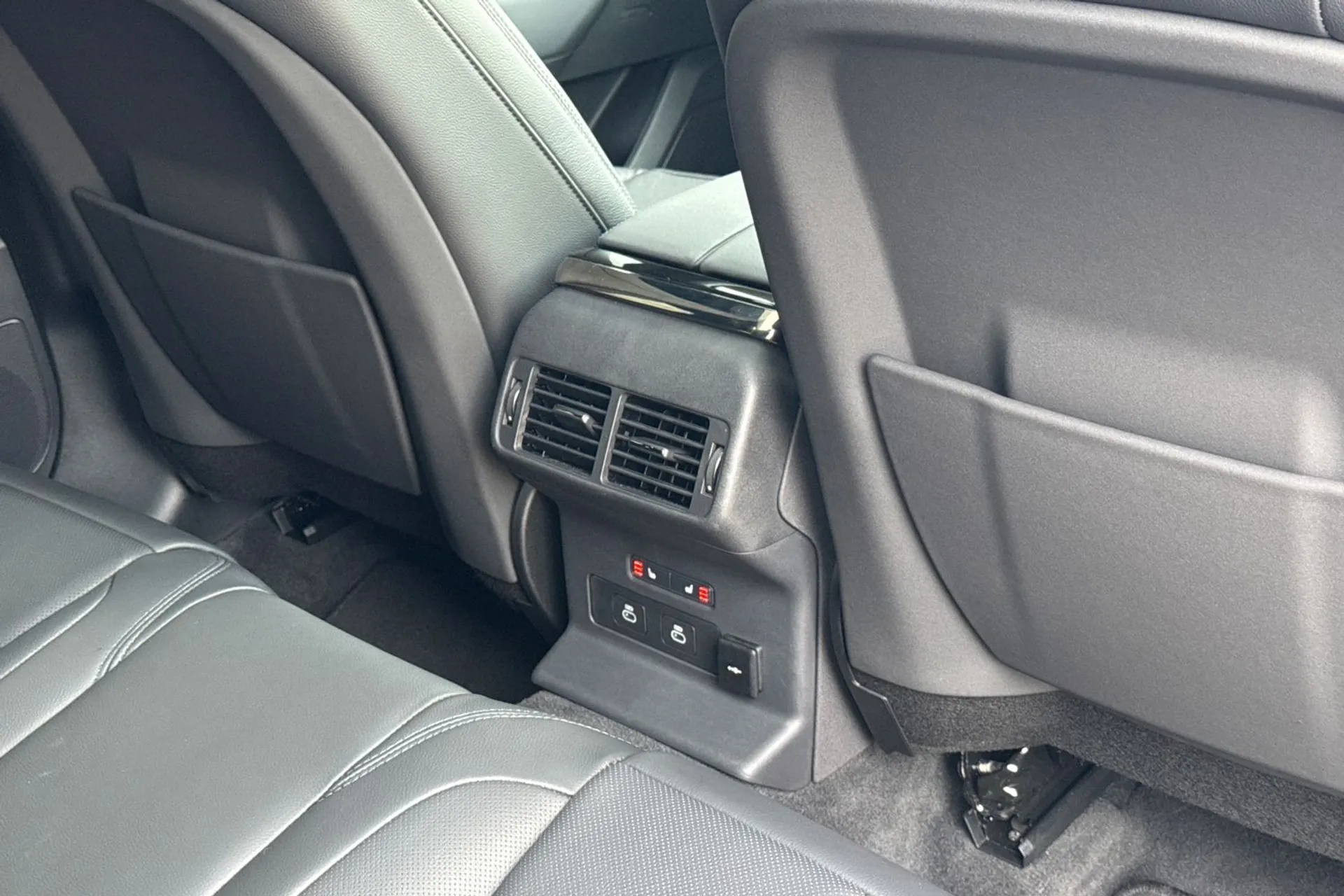 LAND ROVER RANGE ROVER VELAR thumbnail image number 42