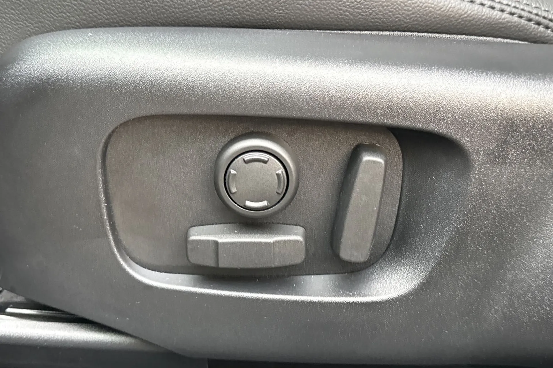 LAND ROVER RANGE ROVER VELAR thumbnail image number 53