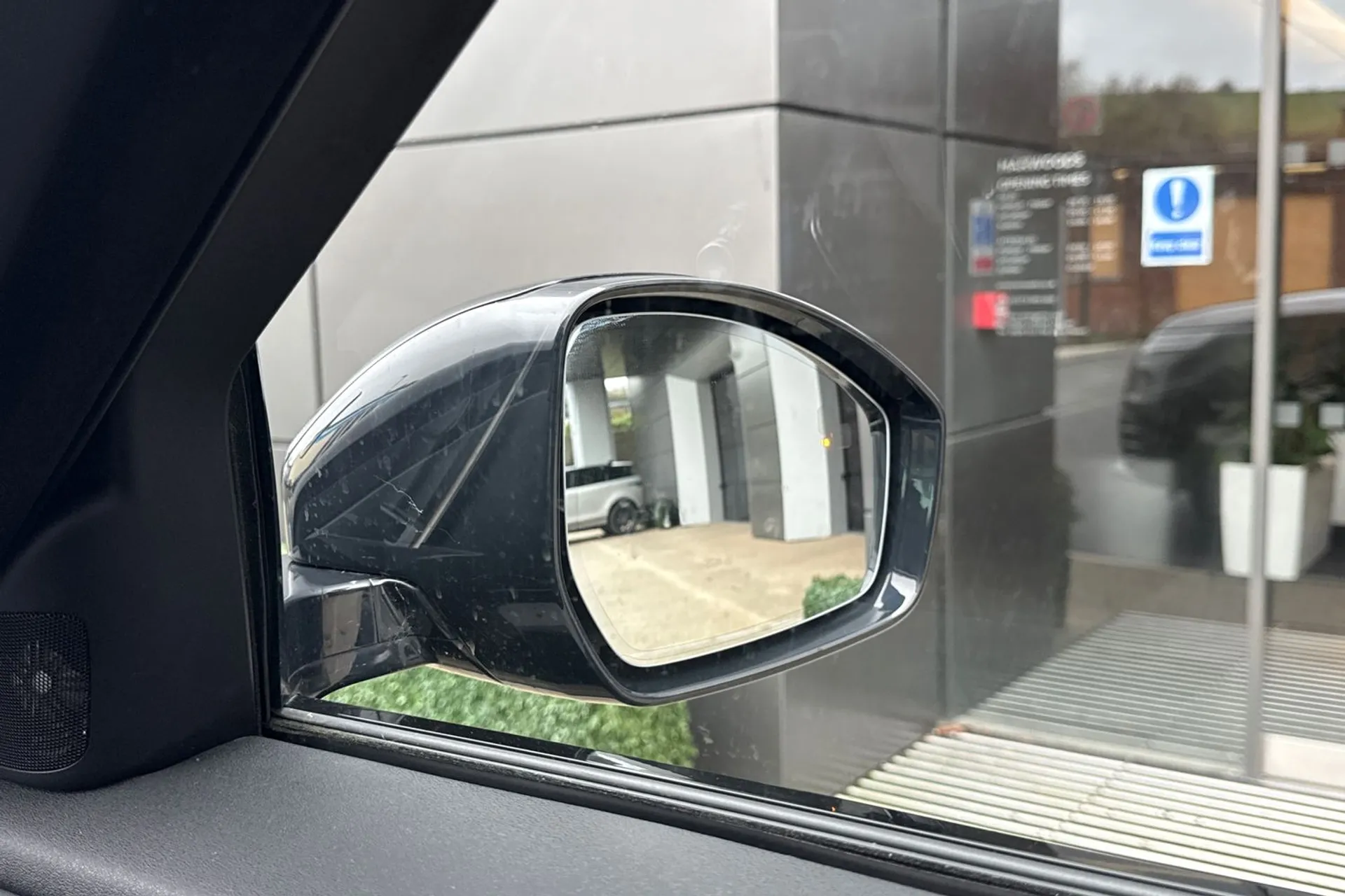 LAND ROVER RANGE ROVER VELAR thumbnail image number 17