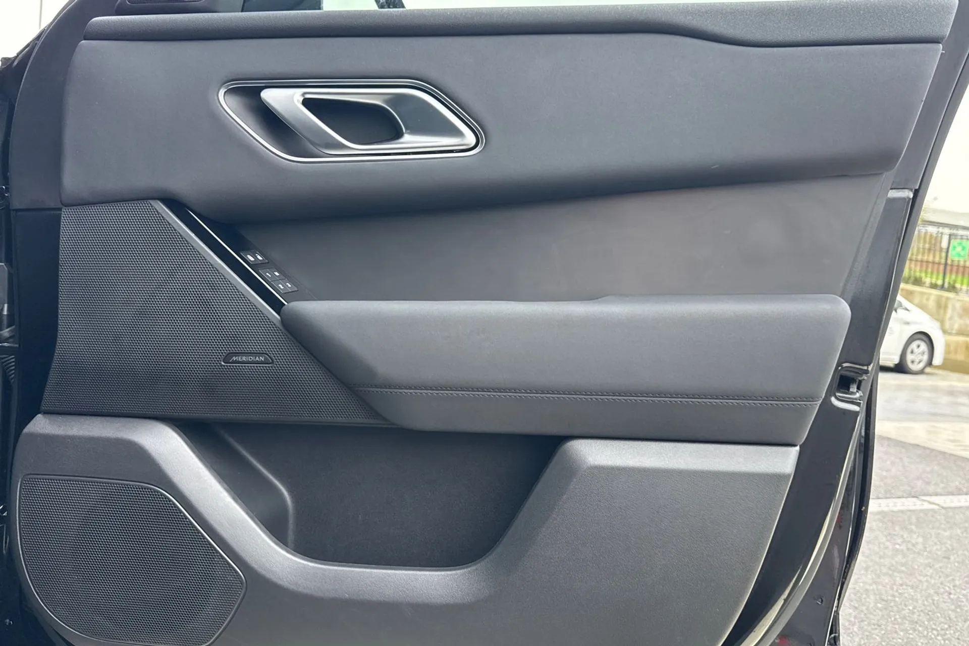 LAND ROVER RANGE ROVER VELAR thumbnail image number 24